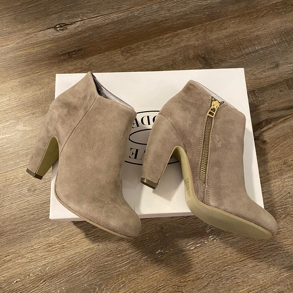 Steve Madden Shoes - Steve Madden Taupe Ankle Bootie